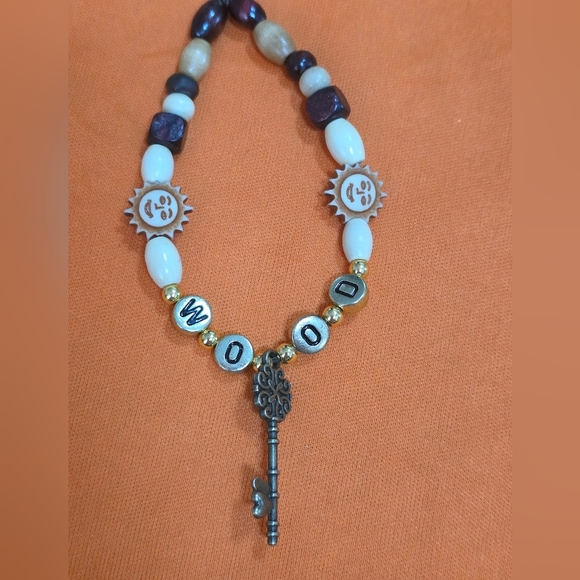 TAYLOR SWIFT "Wood" Life Of A Showgirl Stretchy Friendship Bracelet - Picture 1 of 9